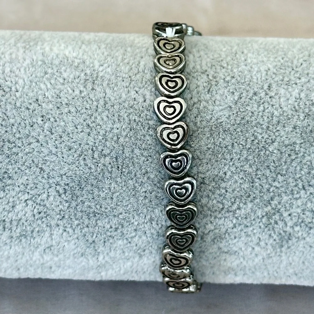 Silver tone stretchy bracelet w/carved Heart beads all the way around - Picture 1 of 13
